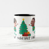 パーソナライズされたおもしろい顔写真クリスマス小妖精や小人 ツートーンマグカップ (中央)
