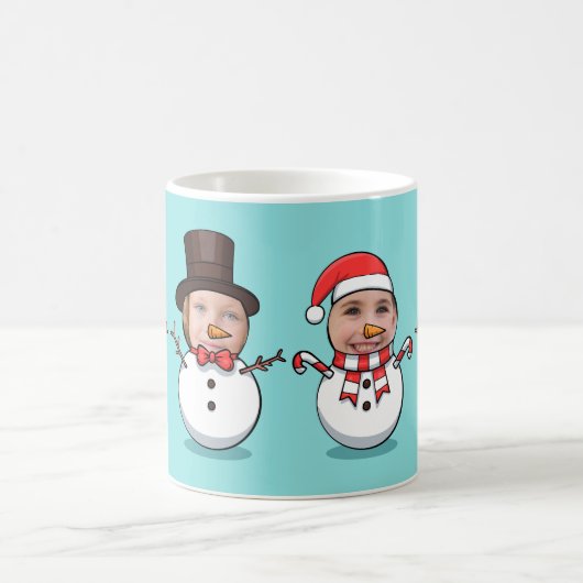 パーソナライズされたおもしろい顔写真雪だるま コーヒーマグカップ (中央)