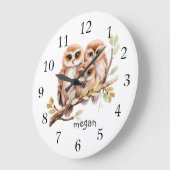 パーソナライズされたかわいいフクロウ ラージ壁時計 (傾斜)