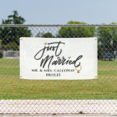 パーソナライズされたたった今結婚しましたカーバナー 横断幕 (インサイチュ)