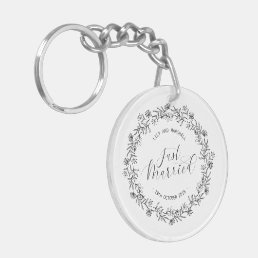 パーソナライズされたたった今結婚しましたフローラ|キーチェーン キーホルダー (正面左)