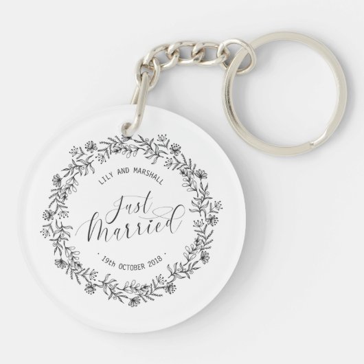 パーソナライズされたたった今結婚しましたフローラ|キーチェーン キーホルダー (裏面)