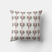 パーソナライズされたの結婚ピンク色のバラのブトニエールの花 クッション (裏面)