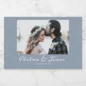 パーソナライズされたほこりっぽい青い書道の結婚写真 リキュールボトルラベル (シングルラベル)