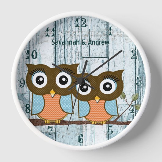 パーソナライズされたアンティークな錆びたアクア材のラブバードフクロウ 壁時計 (正面)