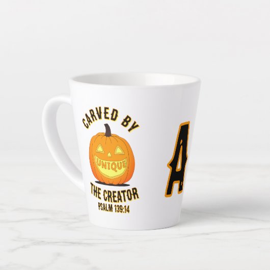 パーソナライズされたイニシャルは創造主によって刻まれた カフェラテマグ (左アングル)