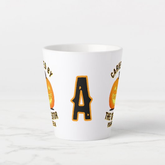 パーソナライズされたイニシャルは創造主によって刻まれた カフェラテマグ (正面)