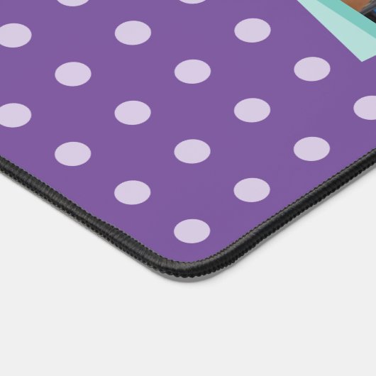 パーソナライズされたイニシャル3枚フォト水玉模様紫 デスクマット (コーナー)