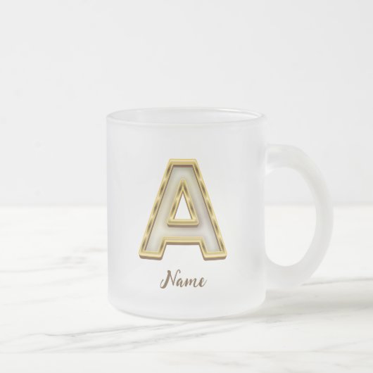 パーソナライズされたイニシャルAモノグラム金ゴールドタイポグラフィ フロストグラスマグカップ (右)