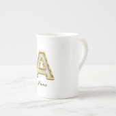 パーソナライズされたイニシャルAモノグラム金ゴールドタイポグラフィ ボーンチャイナマグカップ (正面右)