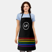 パーソナライズされたイニシャルLGBTQレインボー |黒 エプロン (着用した状態)