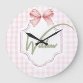 パーソナライズされたウィロー ベイビー ガール ぬいぐるみ ルーム ボウ&ギンガム ラージ壁時計 (正面)