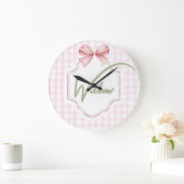 パーソナライズされたウィロー ベイビー ガール ぬいぐるみ ルーム ボウ&ギンガム ラージ壁時計 (ホーム)