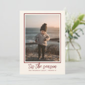 パーソナライズされたエレガントでスタイリッシュなダークレッドのクリスマス シーズンカード (スタンド正面)