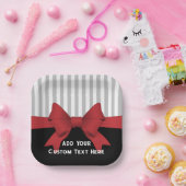 パーソナライズされたエレガントなモダンな赤いリボンとストライプ ペーパープレート (パーティー)