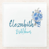 パーソナライズされたエレガントな青い花のブライダルシャワー ガラスコースター (正面)