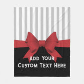 パーソナライズされたエレガントモダン赤リボンとストライプ フリースブランケット (正面)