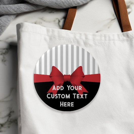 パーソナライズされたエレガントモダン赤リボンとストライプ 缶バッジ