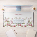 パーソナライズされたエレガントヴィンテージピンクローズ縁ど デスクマット<br><div class="desc">美しいフローラエレガントのデザインは白い背景に縁どヴィンテージのピンクのバラと緑の葉のガーランドを特徴としている。オプションの文字フィールド。名前、パーソナライズ、または行要素を含むモノグラム。</div>