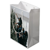 パーソナライズされたカスタムモダンクリスマス家族の写真 ミディアムペーパーバッグ (裏面アングル)