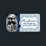 パーソナライズされたカスタムPhoto Christmas Mailing Label ラベル<br><div class="desc">この。75"x2.25インチのサイズのシックとパーソナライズされたトレンディーのスティックモダンオン差出人住所ラベルはトレンディーとシックの両方である。これらは、エッジのフルブリードフルカラー印刷テクノロジへのプリントを使用してAvery®ラベルに印刷される。8.5インチx 11インチの用紙に印刷され食べ物を与え、再書き込み可能で再印刷可能。Avery® Microsoft® Wordテンプレートとの互換性お客様の最も多くのフォーマル招待状とイベントの発表に最適。私たちはzazzle店でこのデザインに専念する全体の行を持っている*デザインコレクションのメニュータブの下に招待状(5x7)、戻りラベル、郵送ラベル、封筒用シール、郵便切手、カップケーキピック、ウォーターボトルラッパー、ハーシーの1.55 oz.大きなバーラッパー、ハーシーのミニチュアバッグラッパー、電子レンジのポップコーンアドバイスラッパー、書き込み可能座席表、グッズバッグトッパー、FLATサンキューカード(4x5)、HAPPEDサンキューカード(4x5)、メッセージカード、メニューカード、ミントマッチブック、棒つきキャンデーカバー、ブックマーク、ビンゴカードマーカー、ビンゴカード呼び出しシート、書き込み可能カード(4x5)、など。</div>