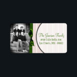 パーソナライズされたカスタムPhoto Christmas Mailing Label ラベル<br><div class="desc">この。75"x2.25インチのサイズのシックとパーソナライズされたトレンディーのスティックモダンオン差出人住所ラベルはトレンディーとシックの両方である。これらは、エッジのフルブリードフルカラー印刷テクノロジへのプリントを使用してAvery®ラベルに印刷される。8.5インチx 11インチの用紙に印刷され食べ物を与え、再書き込み可能で再印刷可能。Avery® Microsoft® Wordテンプレートとの互換性お客様の最も多くのフォーマル招待状とイベントの発表に最適。私たちはzazzle店でこのデザインに専念する全体の行を持っている*デザインコレクションのメニュータブの下に招待状(5x7)、戻りラベル、郵送ラベル、封筒用シール、郵便切手、カップケーキピック、ウォーターボトルラッパー、ハーシーの1.55 oz.大きなバーラッパー、ハーシーのミニチュアバッグラッパー、電子レンジのポップコーンアドバイスラッパー、書き込み可能座席表、グッズバッグトッパー、FLATサンキューカード(4x5)、HAPPEDサンキューカード(4x5)、メッセージカード、メニューカード、ミントマッチブック、棒つきキャンデーカバー、ブックマーク、ビンゴカードマーカー、ビンゴカード呼び出しシート、書き込み可能カード(4x5)、など。</div>