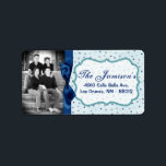 パーソナライズされたカスタムPhoto Christmas Mailing Label ラベル<br><div class="desc">この。75"x2.25インチのサイズのシックとパーソナライズされたトレンディーのスティックモダンオン差出人住所ラベルはトレンディーとシックの両方である。これらは、エッジのフルブリードフルカラー印刷テクノロジへのプリントを使用してAvery®ラベルに印刷される。8.5インチx 11インチの用紙に印刷され食べ物を与え、再書き込み可能で再印刷可能。Avery® Microsoft® Wordテンプレートとの互換性お客様の最も多くのフォーマル招待状とイベントの発表に最適。私たちはzazzle店でこのデザインに専念する全体の行を持っている*デザインコレクションのメニュータブの下に招待状(5x7)、戻りラベル、郵送ラベル、封筒用シール、郵便切手、カップケーキピック、ウォーターボトルラッパー、ハーシーの1.55 oz.大きなバーラッパー、ハーシーのミニチュアバッグラッパー、電子レンジのポップコーンアドバイスラッパー、書き込み可能座席表、グッズバッグトッパー、FLATサンキューカード(4x5)、HAPPEDサンキューカード(4x5)、メッセージカード、メニューカード、ミントマッチブック、棒つきキャンデーカバー、ブックマーク、ビンゴカードマーカー、ビンゴカード呼び出しシート、書き込み可能カード(4x5)、など。</div>