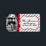 パーソナライズされたカスタムPhoto Christmas Mailing Label ラベル<br><div class="desc">この。75"x2.25インチのサイズのシックとパーソナライズされたトレンディーのスティックモダンオン差出人住所ラベルはトレンディーとシックの両方である。これらは、エッジのフルブリードフルカラー印刷テクノロジへのプリントを使用してAvery®ラベルに印刷される。8.5インチx 11インチの用紙に印刷され食べ物を与え、再書き込み可能で再印刷可能。Avery® Microsoft® Wordテンプレートとの互換性お客様の最も多くのフォーマル招待状とイベントの発表に最適。私たちはzazzle店でこのデザインに専念する全体の行を持っている*デザインコレクションのメニュータブの下に招待状(5x7)、戻りラベル、郵送ラベル、封筒用シール、郵便切手、カップケーキピック、ウォーターボトルラッパー、ハーシーの1.55 oz.大きなバーラッパー、ハーシーのミニチュアバッグラッパー、電子レンジのポップコーンアドバイスラッパー、書き込み可能座席表、グッズバッグトッパー、FLATサンキューカード(4x5)、HAPPEDサンキューカード(4x5)、メッセージカード、メニューカード、ミントマッチブック、棒つきキャンデーカバー、ブックマーク、ビンゴカードマーカー、ビンゴカード呼び出しシート、書き込み可能カード(4x5)、など。</div>