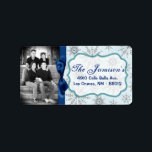 パーソナライズされたカスタムPhoto Christmas Mailing Label ラベル<br><div class="desc">この。75"x2.25インチのサイズのシックとパーソナライズされたトレンディーのスティックモダンオン差出人住所ラベルはトレンディーとシックの両方である。これらは、エッジのフルブリードフルカラー印刷テクノロジへのプリントを使用してAvery®ラベルに印刷される。8.5インチx 11インチの用紙に印刷され食べ物を与え、再書き込み可能で再印刷可能。Avery® Microsoft® Wordテンプレートとの互換性お客様の最も多くのフォーマル招待状とイベントの発表に最適。私たちはzazzle店でこのデザインに専念する全体の行を持っている*デザインコレクションのメニュータブの下に招待状(5x7)、戻りラベル、郵送ラベル、封筒用シール、郵便切手、カップケーキピック、ウォーターボトルラッパー、ハーシーの1.55 oz.大きなバーラッパー、ハーシーのミニチュアバッグラッパー、電子レンジのポップコーンアドバイスラッパー、書き込み可能座席表、グッズバッグトッパー、FLATサンキューカード(4x5)、HAPPEDサンキューカード(4x5)、メッセージカード、メニューカード、ミントマッチブック、棒つきキャンデーカバー、ブックマーク、ビンゴカードマーカー、ビンゴカード呼び出しシート、書き込み可能カード(4x5)、など。</div>