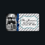 パーソナライズされたカスタムPhoto Christmas Mailing Label ラベル<br><div class="desc">この。75"x2.25インチのサイズのシックとパーソナライズされたトレンディーのスティックモダンオン差出人住所ラベルはトレンディーとシックの両方である。これらは、エッジのフルブリードフルカラー印刷テクノロジへのプリントを使用してAvery®ラベルに印刷される。8.5インチx 11インチの用紙に印刷され食べ物を与え、再書き込み可能で再印刷可能。Avery® Microsoft® Wordテンプレートとの互換性お客様の最も多くのフォーマル招待状とイベントの発表に最適。私たちはzazzle店でこのデザインに専念する全体の行を持っている*デザインコレクションのメニュータブの下に招待状(5x7)、戻りラベル、郵送ラベル、封筒用シール、郵便切手、カップケーキピック、ウォーターボトルラッパー、ハーシーの1.55 oz.大きなバーラッパー、ハーシーのミニチュアバッグラッパー、電子レンジのポップコーンアドバイスラッパー、書き込み可能座席表、グッズバッグトッパー、FLATサンキューカード(4x5)、HAPPEDサンキューカード(4x5)、メッセージカード、メニューカード、ミントマッチブック、棒つきキャンデーカバー、ブックマーク、ビンゴカードマーカー、ビンゴカード呼び出しシート、書き込み可能カード(4x5)、など。</div>