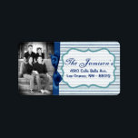 パーソナライズされたカスタムPhoto Christmas Mailing Label ラベル<br><div class="desc">この。75"x2.25インチのサイズのシックとパーソナライズされたトレンディーのスティックモダンオン差出人住所ラベルはトレンディーとシックの両方である。これらは、エッジのフルブリードフルカラー印刷テクノロジへのプリントを使用してAvery®ラベルに印刷される。8.5インチx 11インチの用紙に印刷され食べ物を与え、再書き込み可能で再印刷可能。Avery® Microsoft® Wordテンプレートとの互換性お客様の最も多くのフォーマル招待状とイベントの発表に最適。私たちはzazzle店でこのデザインに専念する全体の行を持っている*デザインコレクションのメニュータブの下に招待状(5x7)、戻りラベル、郵送ラベル、封筒用シール、郵便切手、カップケーキピック、ウォーターボトルラッパー、ハーシーの1.55 oz.大きなバーラッパー、ハーシーのミニチュアバッグラッパー、電子レンジのポップコーンアドバイスラッパー、書き込み可能座席表、グッズバッグトッパー、FLATサンキューカード(4x5)、HAPPEDサンキューカード(4x5)、メッセージカード、メニューカード、ミントマッチブック、棒つきキャンデーカバー、ブックマーク、ビンゴカードマーカー、ビンゴカード呼び出しシート、書き込み可能カード(4x5)、など。</div>