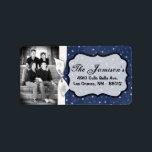 パーソナライズされたカスタムPhoto Christmas Mailing Label ラベル<br><div class="desc">この。75"x2.25インチのサイズのシックとパーソナライズされたトレンディーのスティックモダンオン差出人住所ラベルはトレンディーとシックの両方である。これらは、エッジのフルブリードフルカラー印刷テクノロジへのプリントを使用してAvery®ラベルに印刷される。8.5インチx 11インチの用紙に印刷され食べ物を与え、再書き込み可能で再印刷可能。Avery® Microsoft® Wordテンプレートとの互換性お客様の最も多くのフォーマル招待状とイベントの発表に最適。私たちはzazzle店でこのデザインに専念する全体の行を持っている*デザインコレクションのメニュータブの下に招待状(5x7)、戻りラベル、郵送ラベル、封筒用シール、郵便切手、カップケーキピック、ウォーターボトルラッパー、ハーシーの1.55 oz.大きなバーラッパー、ハーシーのミニチュアバッグラッパー、電子レンジのポップコーンアドバイスラッパー、書き込み可能座席表、グッズバッグトッパー、FLATサンキューカード(4x5)、HAPPEDサンキューカード(4x5)、メッセージカード、メニューカード、ミントマッチブック、棒つきキャンデーカバー、ブックマーク、ビンゴカードマーカー、ビンゴカード呼び出しシート、書き込み可能カード(4x5)、など。</div>