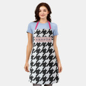パーソナライズされたクラシックなブラックアンドホワイトのハウンドトゥース エプロン (着用した状態)