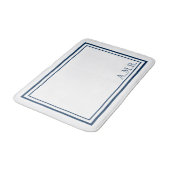 パーソナライズされたクラシックネイビーブルーモノグラム バスマット (アングル)