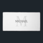 パーソナライズされたクラシックモノグラムと名前 デスクマット<br><div class="desc">モノグラパーソナライズされたムと名前ギフトは、白い背景にパーソナライズされた、クラシックセリフのフォントスタイルで、背景として灰色と薄い灰色のモノグラムの名前を特徴とする。休日の贈り物として完璧な,任意の特別な機会のためのパパとギフトのための父の日の贈り物。</div>