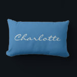 パーソナライズされたクラシックBlue Script Nameミニマル ランバークッション<br><div class="desc">クラシックスタイリッシュの青い背景にスクリプパーソナライズされたトフォントで名を付けエレガントたタイムレスな腰枕。シンプルは洗練されたデザインで素晴らし、ベッドルーム、リビングルーム、子供部屋、またはドームデコールのアクセントとなっている。誕生日、カスタム引っ越し祝いパーティー、または特別な機会のための思慮深い贈り物アイディア。</div>