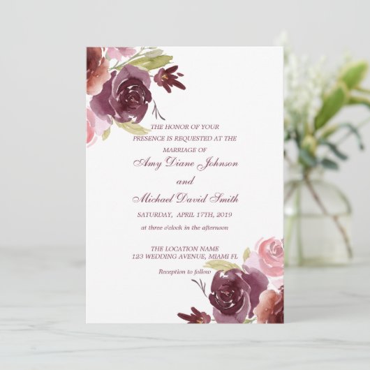 パーソナライズされたクランベリーとセージ結婚グリーン 招待状 (スタンド正面)