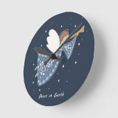 パーソナライズされたクリスマスエンジェルホリデーピースアース ラウンド壁時計 (傾斜)