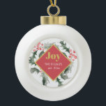 パーソナライズされたクリスマスオーナメント セラミックボールオーナメント<br><div class="desc">これらのパーソナライズされたクリスマスオーナメントは緑のホリエレガントーを持つ赤い果実のボードを備えている。テンプレート・フィールドを使用してカスタム詳細を追加それは素敵な結婚式の引き出物やカスタマイズ休日プレゼントを作る。この様なカスタムクリスマスの装飾を見るにはwww.zazzle.com/lovelypaperboutique</div>