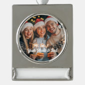 パーソナライズされたクリスマスファミリーフォトオーナメント2025 シルバープレートバナーオーナメント (正面)