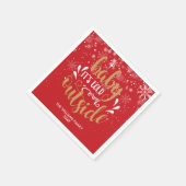 パーソナライズされたクリスマスベビー外は寒い スタンダードカクテルナプキン (角)