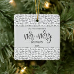 パーソナライズされたクリスマス結婚したの愛の結婚第1回 セラミックオーナメント<br><div class="desc">"愛モダン"という言葉のタイポグラフィをフィーチャーし、新しいミスターとミセスの姓と彼らの初めてのクリスマスのために、このシックなデザインをパーソナライズ。Wordsことわざ「私たちの初めてのクリスマスはMr.年とともに見つかる。」背面の写真を新しい写真に置き換え結婚ること結婚も可能。何年も記念に大切にするもの来。</div>
