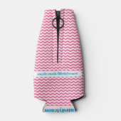 パーソナライズされたクールボトル – ピンクジグザグ ボトルクーラー (裏面)