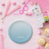 パーソナライズされたグラデーション水色 ペーパープレート (パーティー)