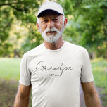 パーソナライズされたグランドパEST 2025 | ニューグランドパ Tシャツ<br><div class="desc">彼の新しい役割を簡潔スタイリッシュに守れ。このパーソナライズされた「Grandpa EST 2025」のTシャツは、クリーンで手書きスタイルのスクリプトを備え、意味あモダンる意味がある。柔らかく快適なコットンティーは毎日の衣服に最適で、初めて祖父に心から贈り物をする。ベビー素晴らしが明らかに、父の日、またはおじいちゃん誇りを持ったの瞬間。</div>