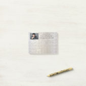 パーソナライズされたグレイ企業のシルバー・バイナリITマネージャ ポストイット (デスク上)