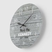 パーソナライズされたグレイ結婚ウッド記念日 ラージ壁時計 (傾斜)