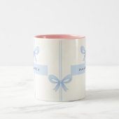 パーソナライズされたコケッティ パステル ソフト ブルー リボン ボウ ツートーンマグカップ (中央)