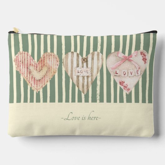 パーソナライズされたシャビー シックなハートとストライプのグリーン アクセサリーポーチ (正面)
