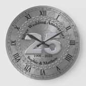パーソナライズされたシルバー25周年記念結婚贈り物 ラージ壁時計 (正面)